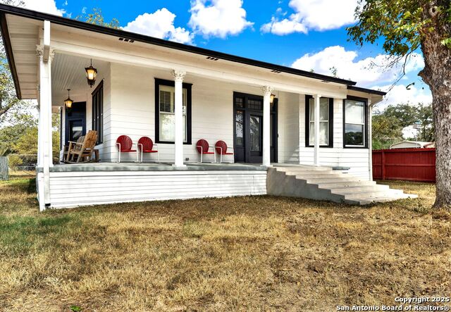 Listing photo id 2 for 914 Gentilz  