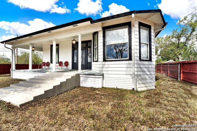 Listing photo id 3 for 914 Gentilz  