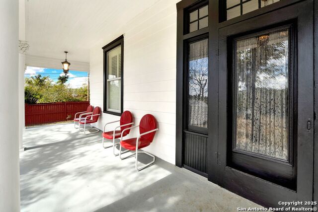 Listing photo id 4 for 914 Gentilz  