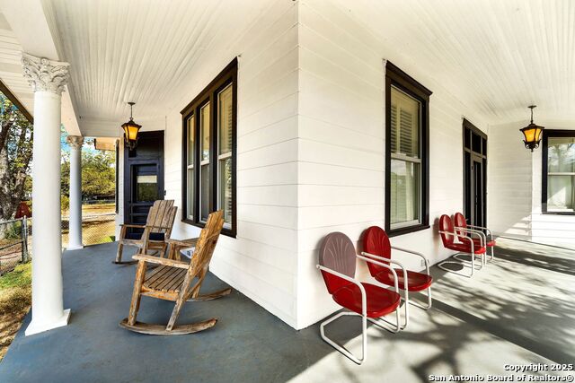 Listing photo id 5 for 914 Gentilz  