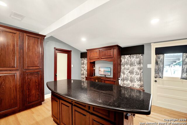 Listing photo id 7 for 914 Gentilz  