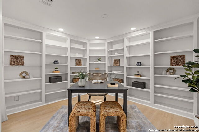 Image 17 of 36 For 13114 Hunters Circle N