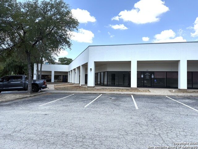 Listing photo id 8 for 8001 Midcrown