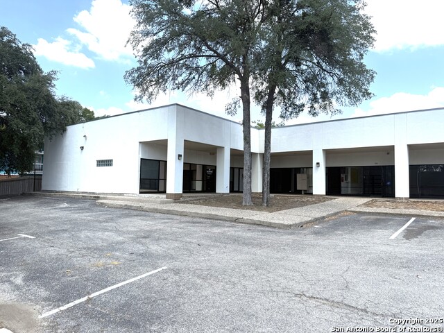 Listing photo id 9 for 8001 Midcrown