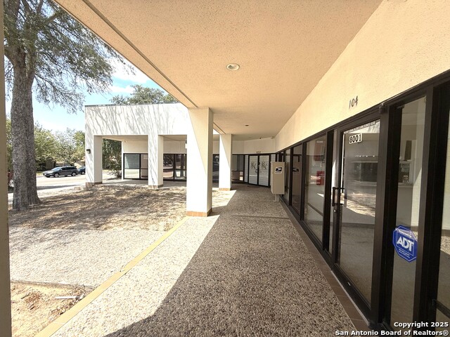 Listing photo id 11 for 8001 Midcrown