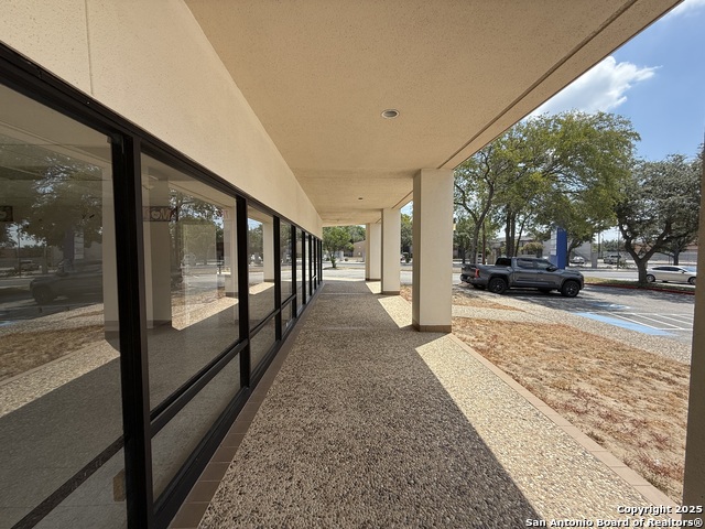 Listing photo id 12 for 8001 Midcrown