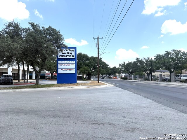 Listing photo id 0 for 8001 Midcrown