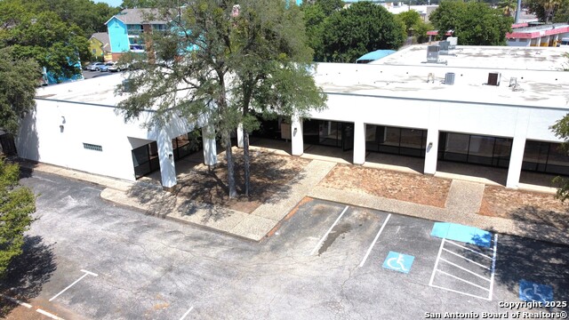 Listing photo id 1 for 8001 Midcrown