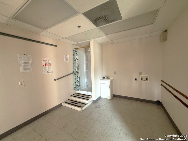 Listing photo id 31 for 8001 Midcrown