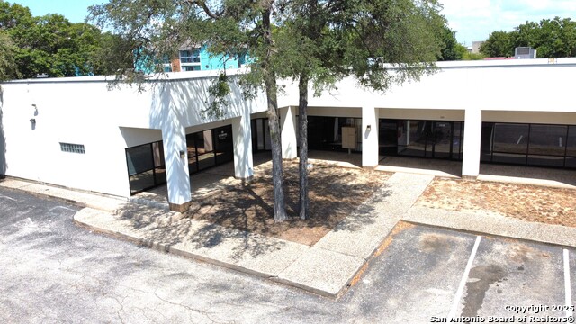 Listing photo id 2 for 8001 Midcrown