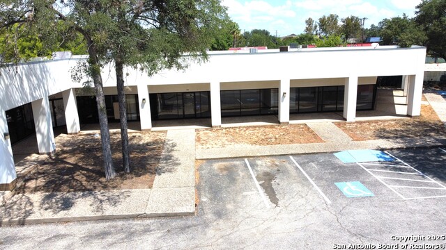 Listing photo id 3 for 8001 Midcrown