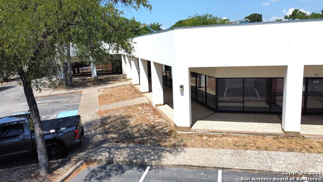 Listing photo id 4 for 8001 Midcrown