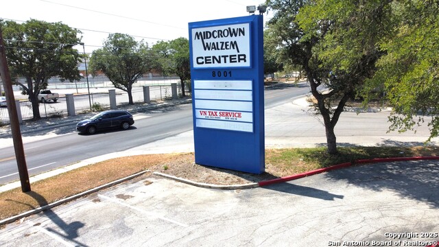 Listing photo id 5 for 8001 Midcrown