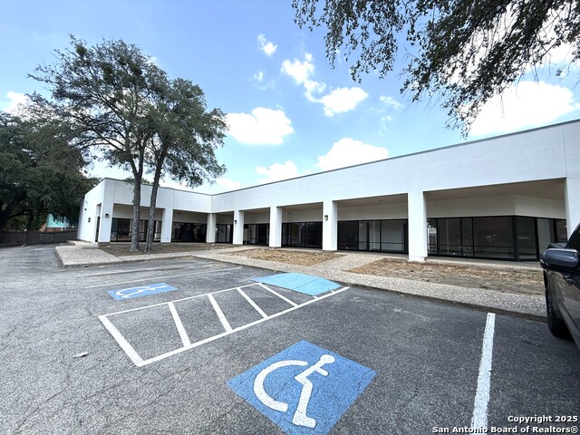 Listing photo id 7 for 8001 Midcrown