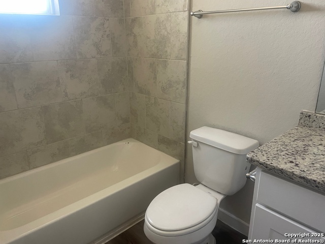 Image 24 of 37 For 8318 Runner Cove  101