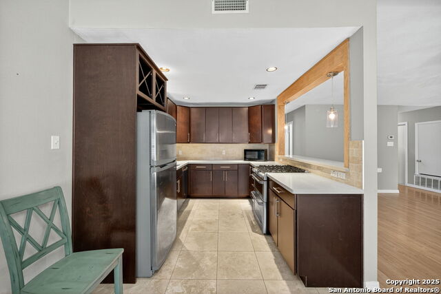 Listing photo id 3 for 824 Garden Meadow