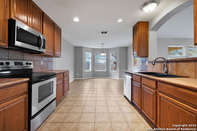 Listing photo id 8 for 10803 Marot Field
