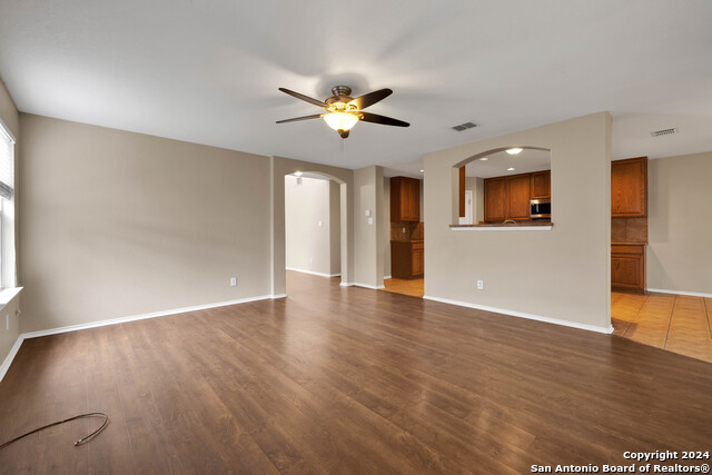 Listing photo id 5 for 10803 Marot Field