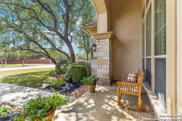 Listing photo id 3 for 211 Granville Way