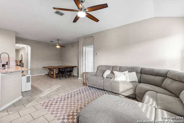 Listing photo id 11 for 139 Kildeer Creek