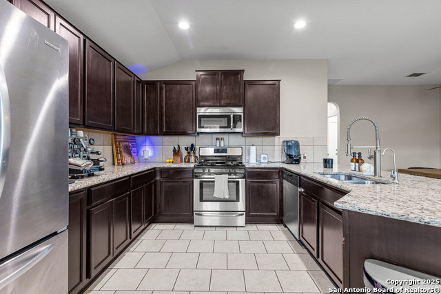 Listing photo id 7 for 139 Kildeer Creek