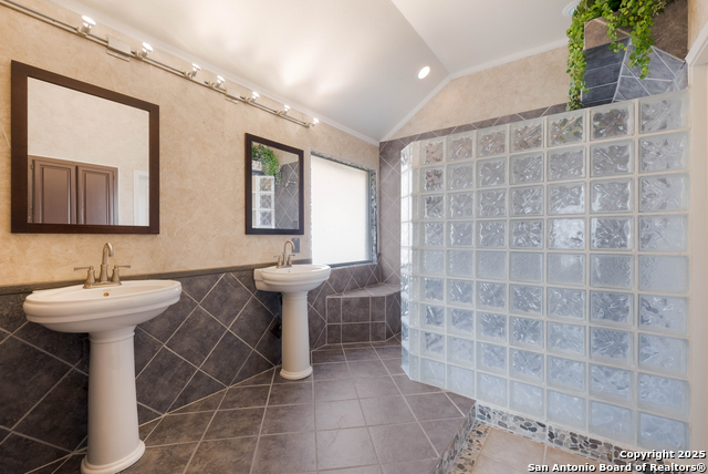 Image 17 of 25 For 610 Lightstone