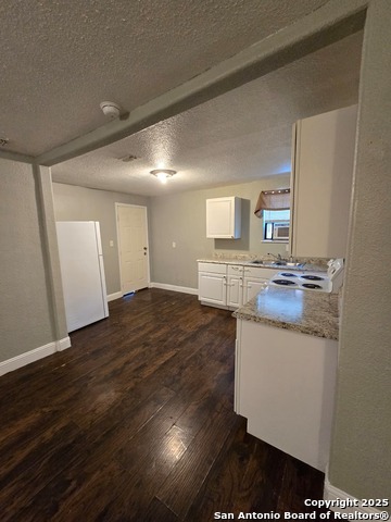 Image 3 of 13 For 1718 Commercial  B