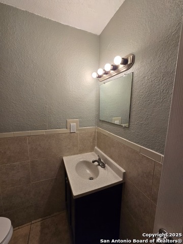 Image 9 of 13 For 1718 Commercial  B