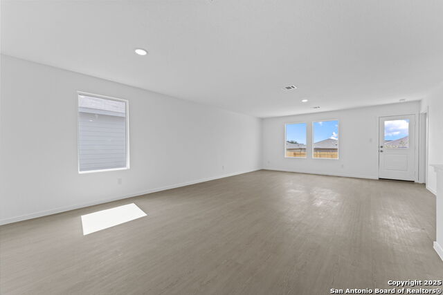 Listing photo id 3 for 720 Horsetail Ln