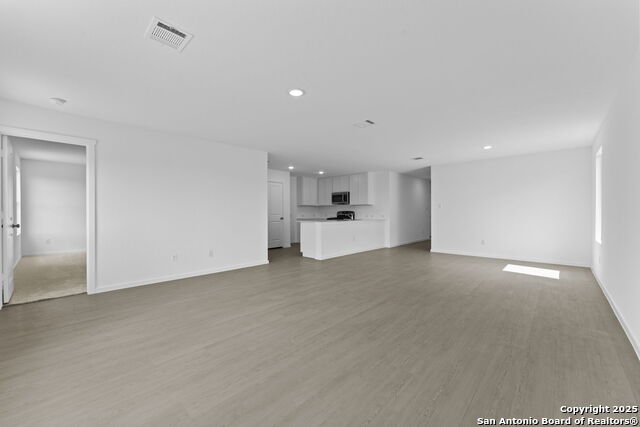 Listing photo id 4 for 720 Horsetail Ln