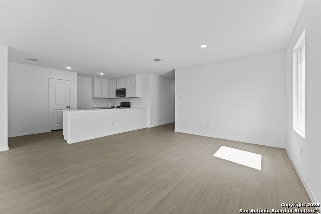 Listing photo id 5 for 720 Horsetail Ln