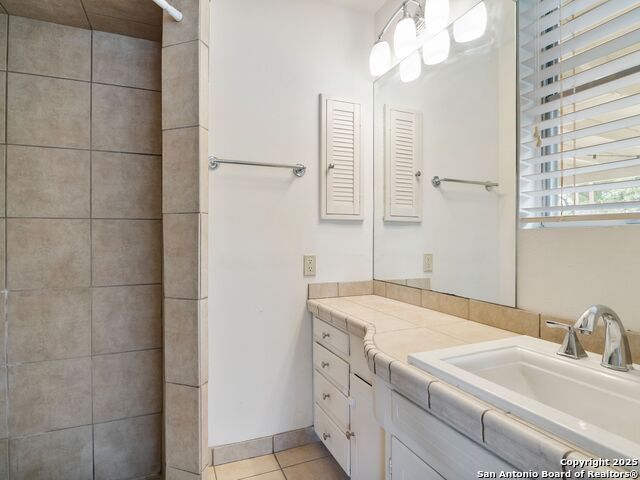 Image 19 of 29 For 915 Tamworth Drive