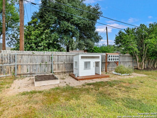 Image 26 of 29 For 915 Tamworth Drive