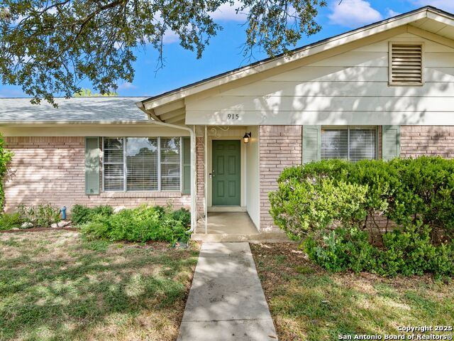 Image 4 of 29 For 915 Tamworth Drive