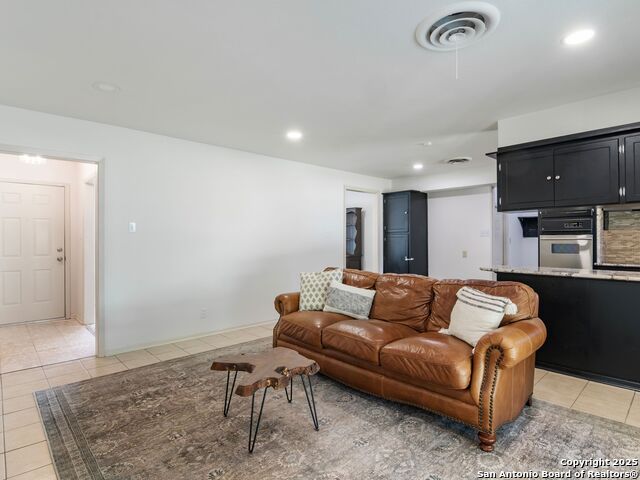 Image 8 of 29 For 915 Tamworth Drive