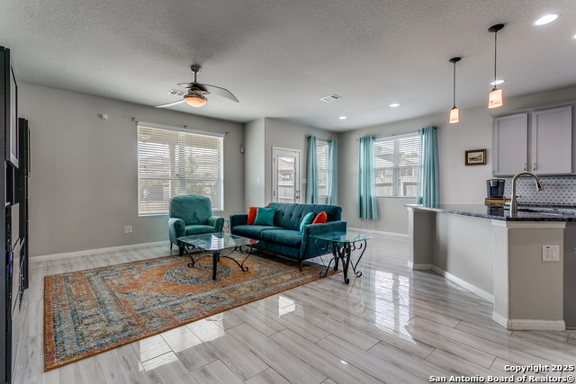 Listing photo id 3 for 10223 Meadow Lark