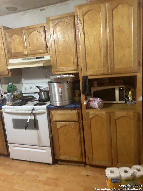 Listing photo id 8 for 2214 Cesar E Chavez W