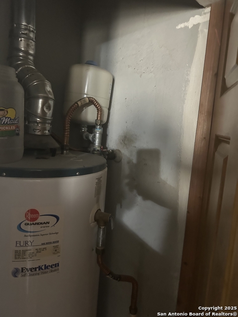 Listing photo id 10 for 2214 Cesar E Chavez W