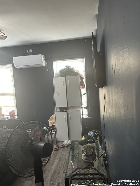 Listing photo id 13 for 2214 Cesar E Chavez W