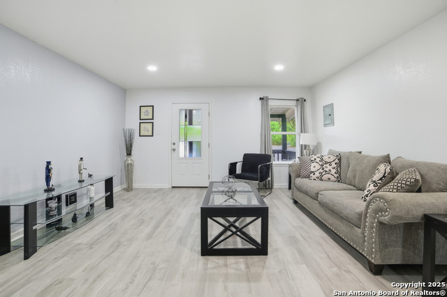 Image 3 of 12 For 439 Grosvenor