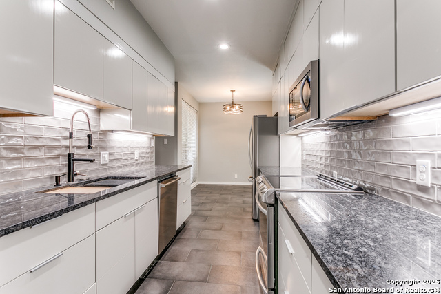 Image 4 of 28 For 3678 Hidden Drive  604