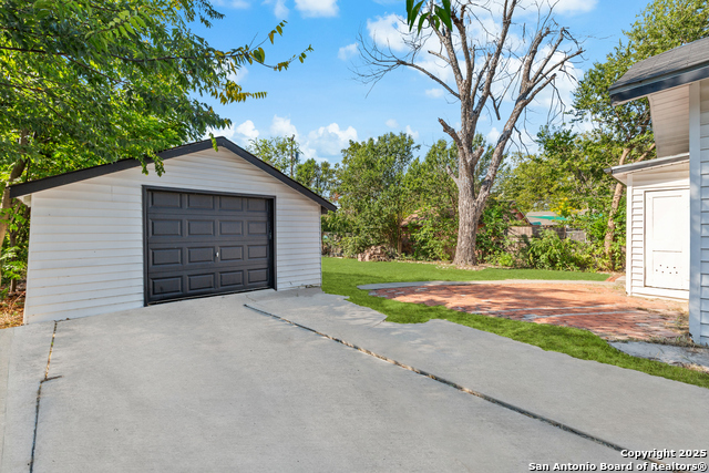 Image 23 of 31 For 726 E Highland Blvd