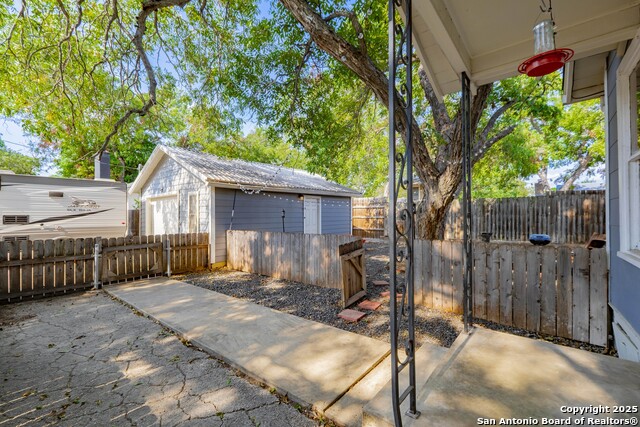 Image 23 of 33 For 190 Chestnut Ave S