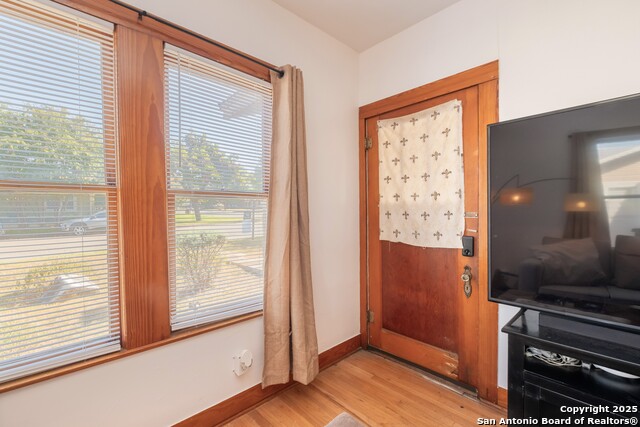 Image 4 of 33 For 190 Chestnut Ave S