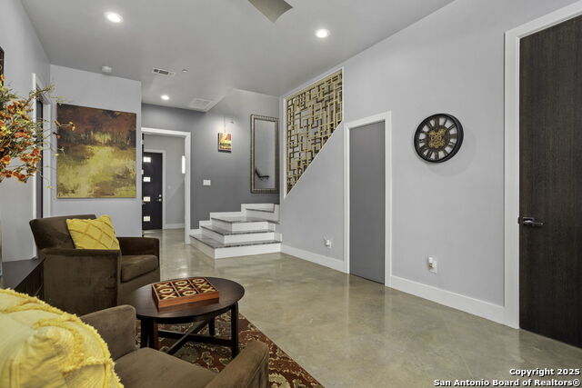 Listing photo id 8 for 326 Clay 102