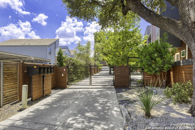 Listing photo id 1 for 326 Clay 102