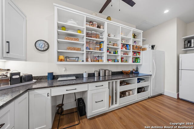 Listing photo id 9 for 121 Center Oaks Court