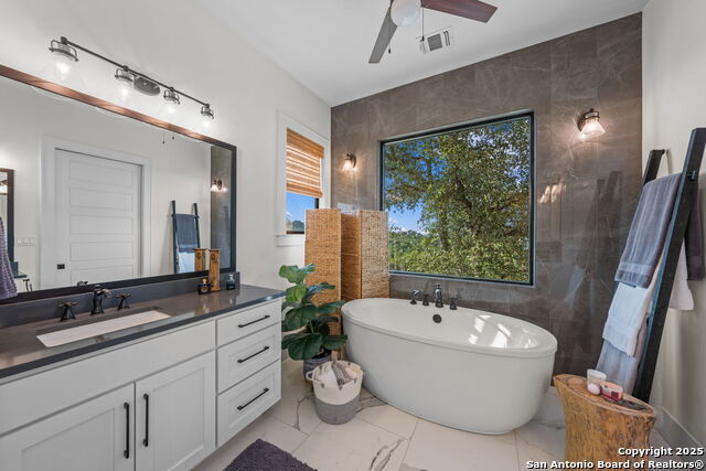 Listing photo id 14 for 121 Center Oaks Court