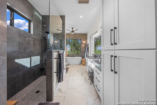 Listing photo id 16 for 121 Center Oaks Court