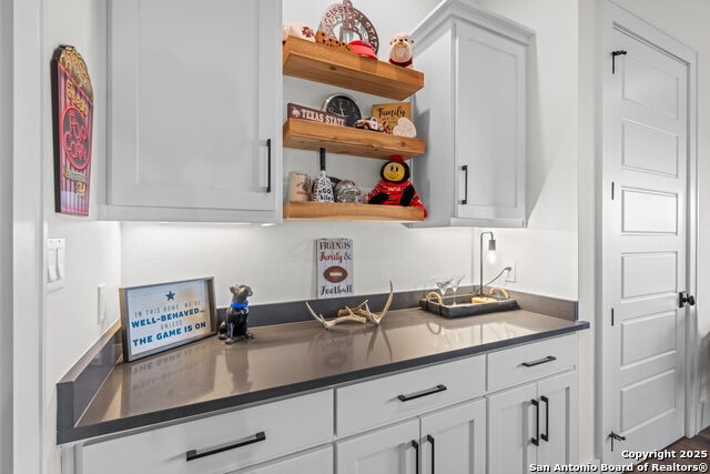 Listing photo id 18 for 121 Center Oaks Court